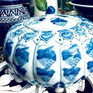 Blue & white pumpkin jar with cover